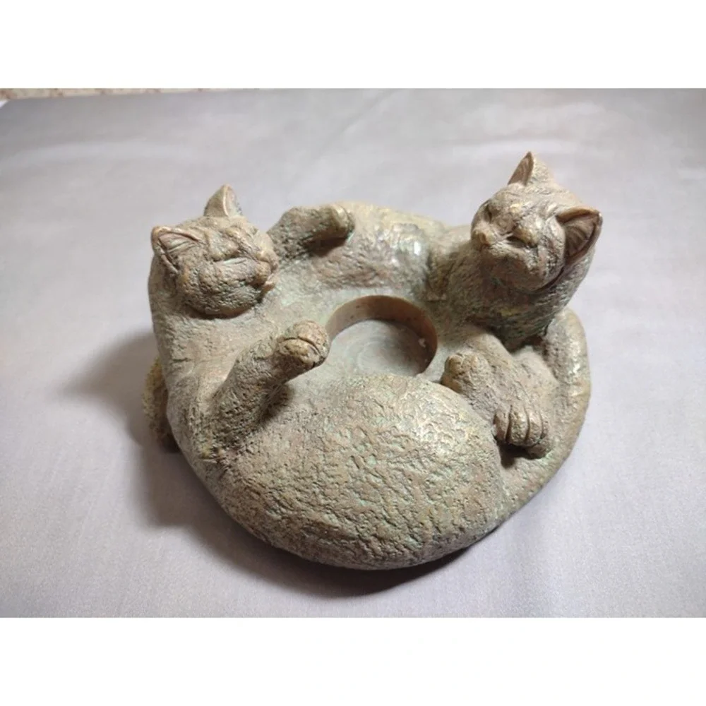 Circle of 2 cats resin candle holder - good condition